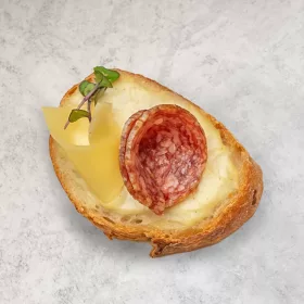 Téliszalámis fingergood nyitott szendvics falat