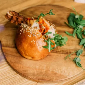 Csirkés-baconos kovászos briós slider (mini hamburger)