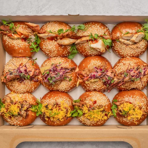 Csirkés-baconos kovászos briós slider (mini hamburger)