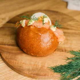   Füstölt lazacos-tojásos  kovászos briós slider (mini hamburger)