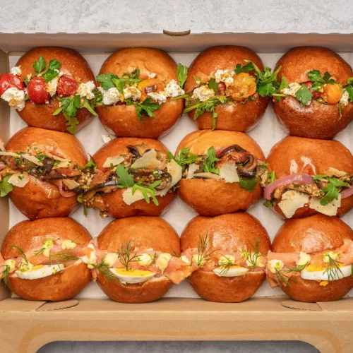 Füstölt lazacos-tojásos  kovászos briós slider (mini hamburger)