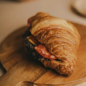 Chorizós croissant szendvics