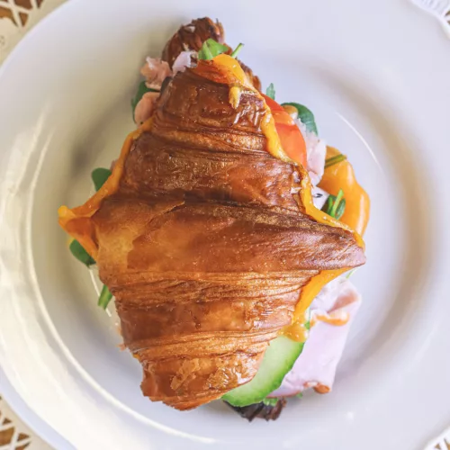 Sonkás croissant szendvics