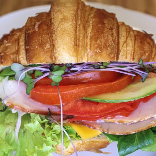 Sonkás croissant szendvics