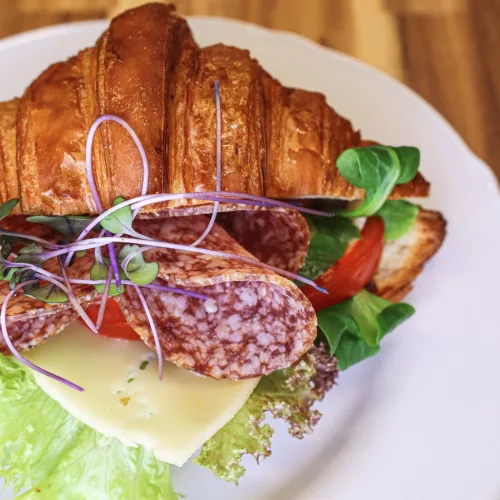 Szalámis, ementáli sajtos croissant szendvics