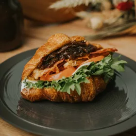 Csirkemell bacon croissant szendvics