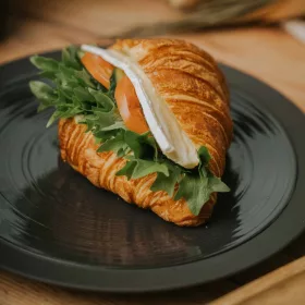 Tojáskrémes-brie sajtos croissant szendvics