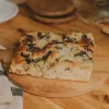 Gombás kovászos focaccia szelet