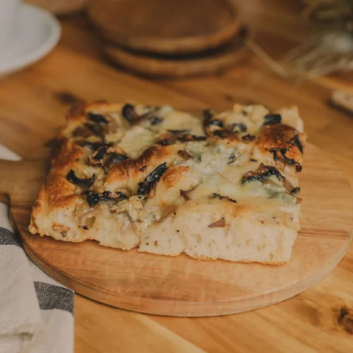 Gombás kovászos focaccia szelet