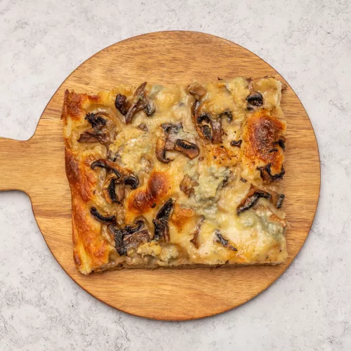 Gombás kovászos focaccia szelet