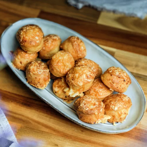 Sajtos kovászos pogácsa